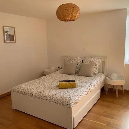 Jolie Maison Avec Cheminée, à La Campagne Taix