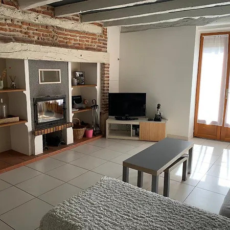 Jolie Maison Avec Cheminée, à La Campagne