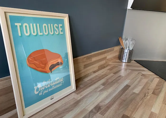 Jolie Maison Avec Cheminee, A La Campagne *