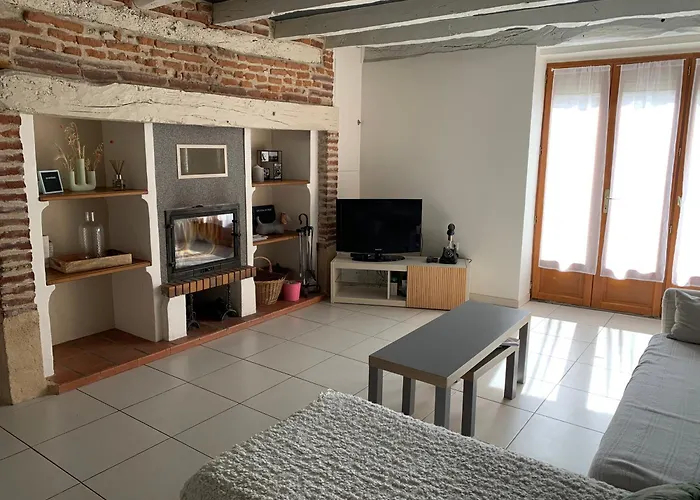 Jolie Maison Avec Cheminee, A La Campagne