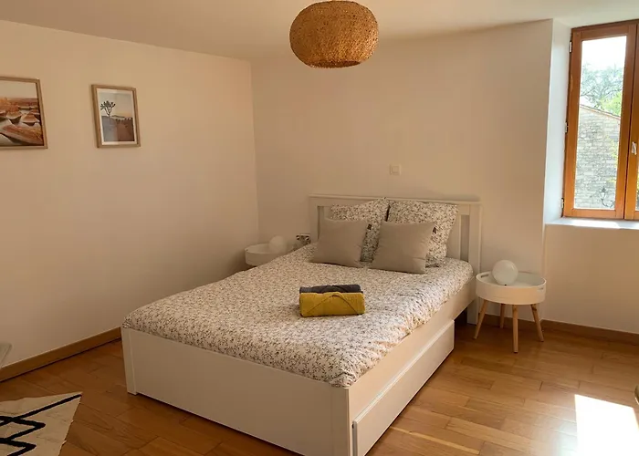 Jolie Maison Avec Cheminee, A La Campagne Taix