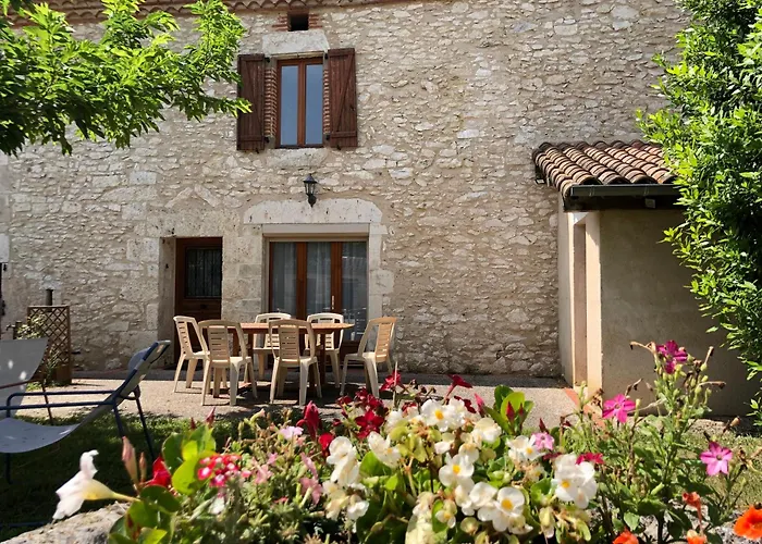 Jolie Maison Avec Cheminee, A La Campagne *